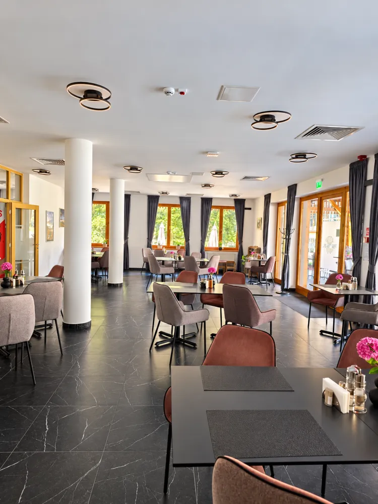 Mese în sala de mic dejun
