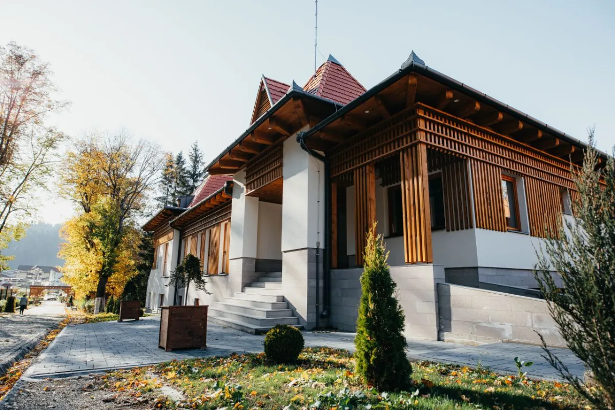 Fațada vilei, pe aleea stațiunii