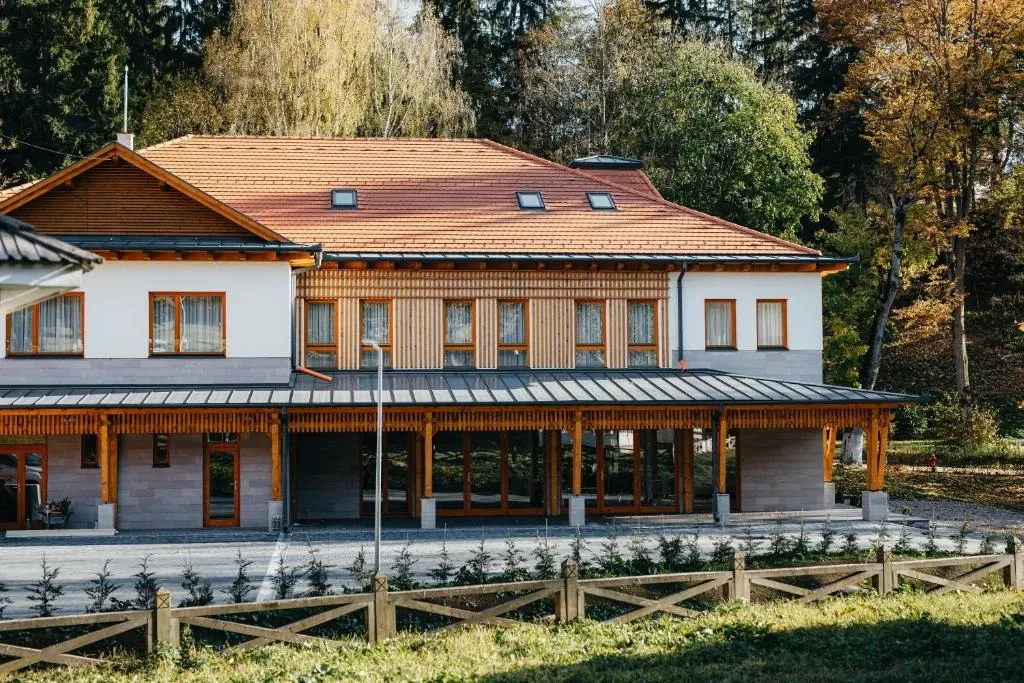 Vila Bellini toamna, din fața intrării