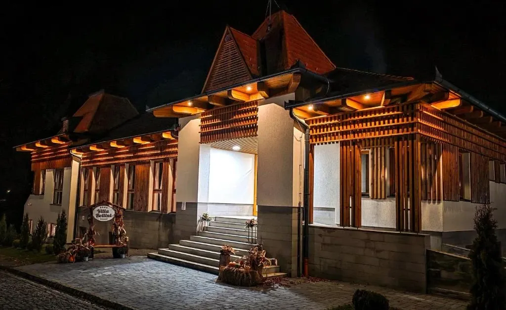 Intrarea noaptea, cu decor de toamnă