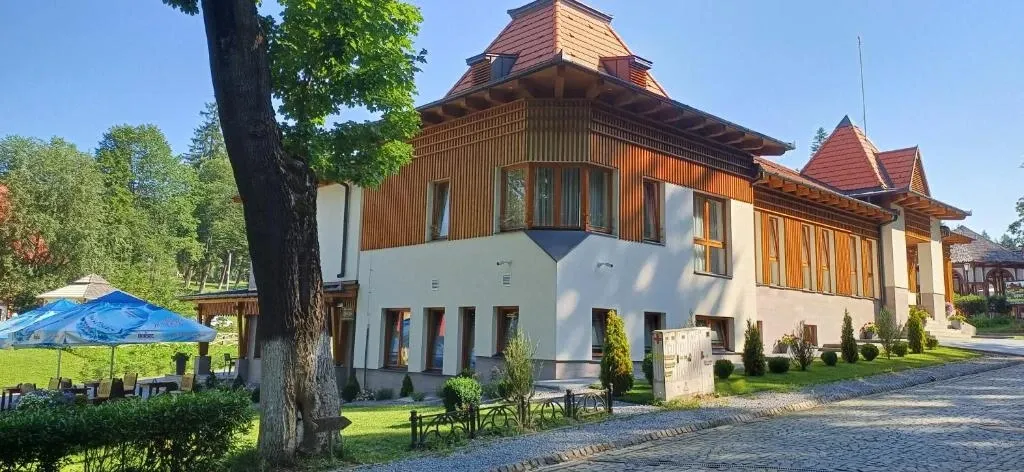 A Villa Bellini nyáron, a terasz mellett